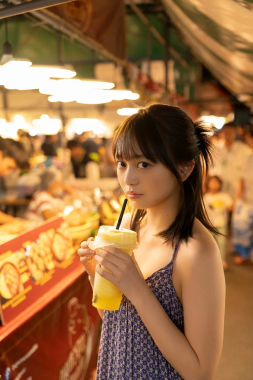 バンコクのナイトマーケットをマンゴージュースを飲みながら満喫する蓬莱舞さん