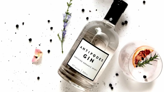 Antipodes Original Ginのボトルとカクテル