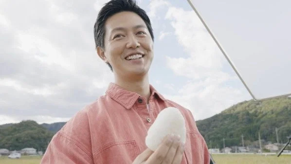 おにぎりを食べる工藤阿須加さん