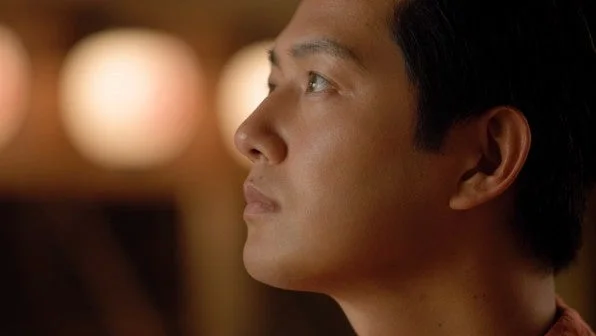 真剣な表情で見つめる工藤阿須加さん