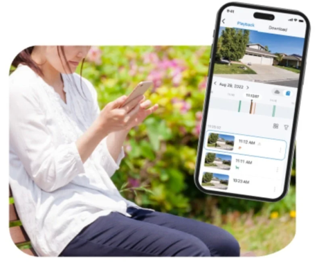 屋外でスマートフォンを操作する女性、画面に防犯カメラ映像