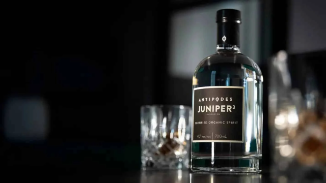Antipodes Juniper³ Ginのボトルとグラス