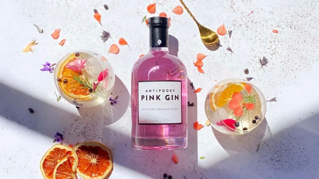 Antipodes Pink Ginのボトルとカクテル