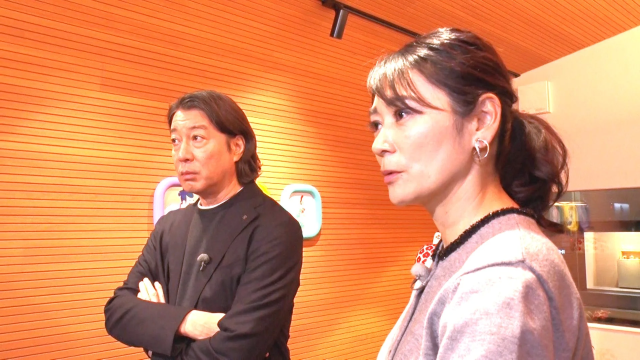 真剣な表情で対談する男女