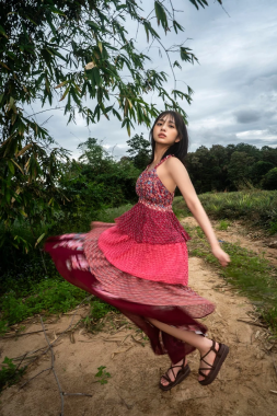 パタヤ郊外の山道でワンピース姿の蓬莱舞さん