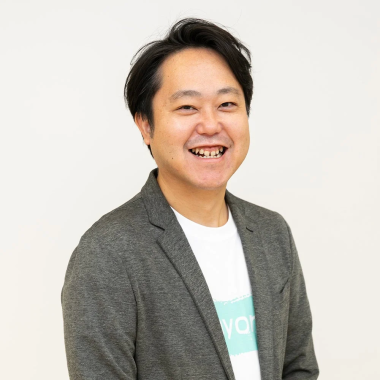 笑顔でカメラを見る男性のポートレート