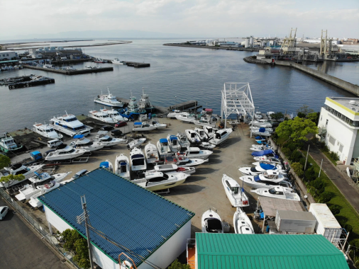 湾に隣接する船の保管場所または造船所を上空から捉えた画像