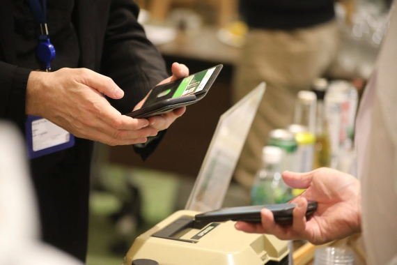 スマートフォンでの決済風景