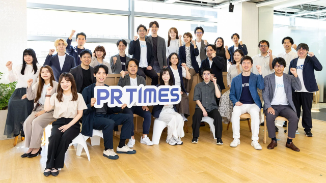 PR TIMESのロゴを掲げた社員の集合写真