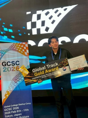 ARAYANさんが賞状とトロフィーを持つ写真