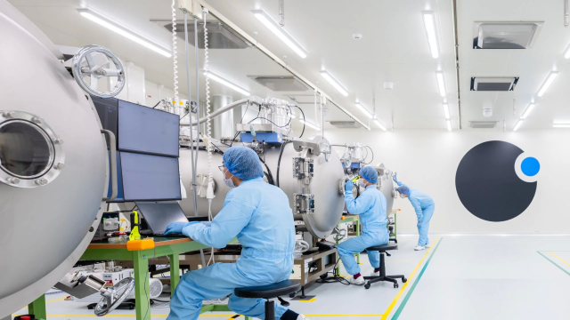 クリーンルームで作業する技術者たち