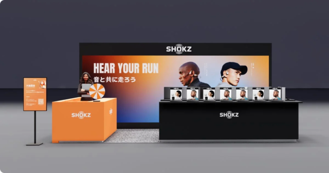 Shokzのプロモーションブースでランニング向けの骨伝導イヤホンが展示