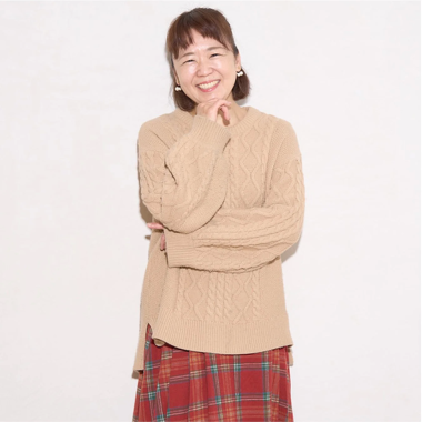 笑顔でカメラを見つめる女性