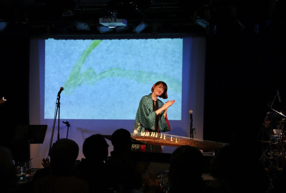 琴を演奏する女性