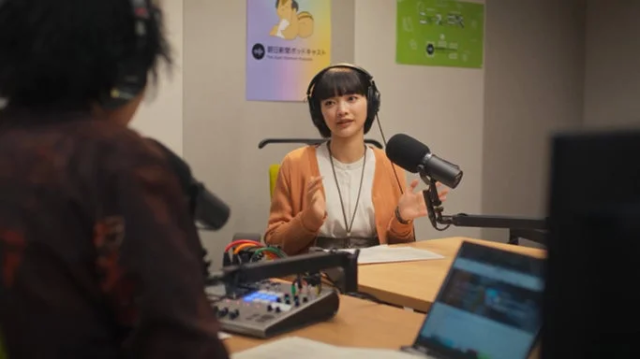 ポッドキャストを収録する女性