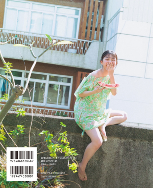 スイカを持つ金澤亜美さん