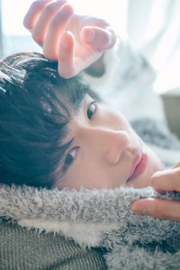 毛布にくるまりリラックスした表情の木村魁希さん