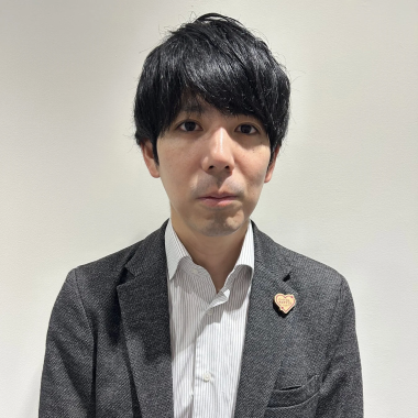 ダークグレーのジャケットとストライプのシャツを着用した日本人男性のポートレート