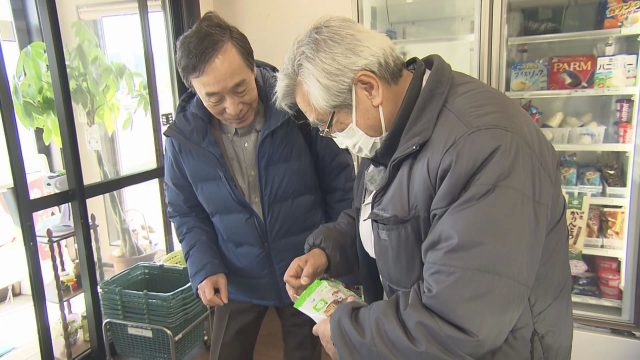 店舗で商品を見る男性たち