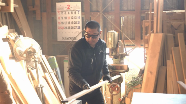 木工所で作業する男性