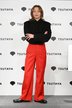 腕を組んでポーズを取る新木宏典さん