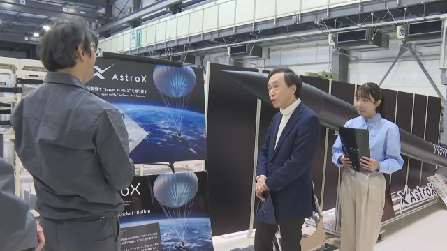 宇宙開発施設で話す人々