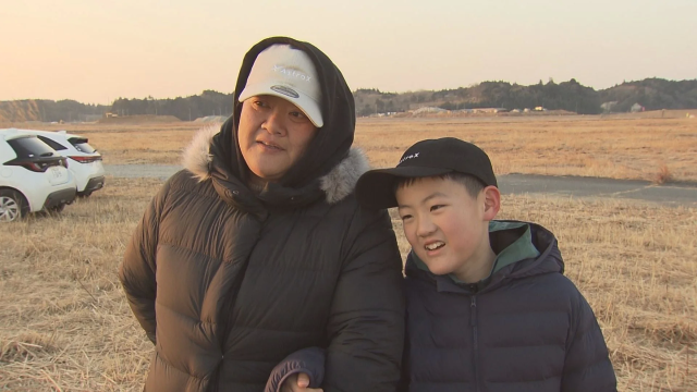 屋外で少年と男性