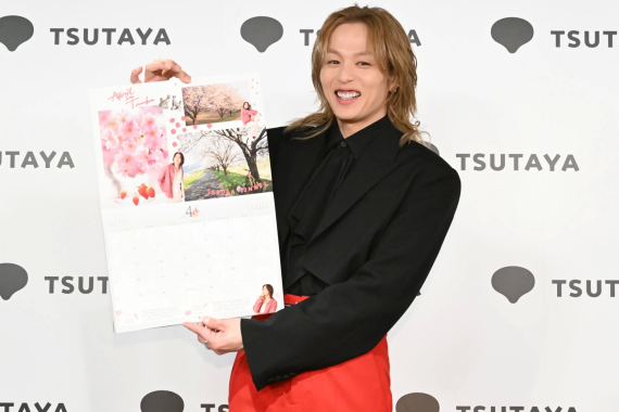 カレンダーの中身を見せながら説明する新木宏典さん