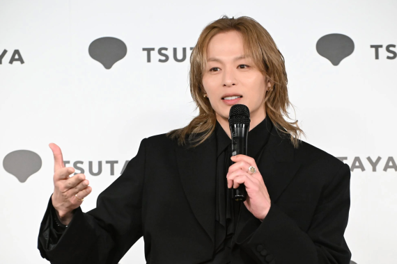 マイクを握り熱心に語る新木宏典さん