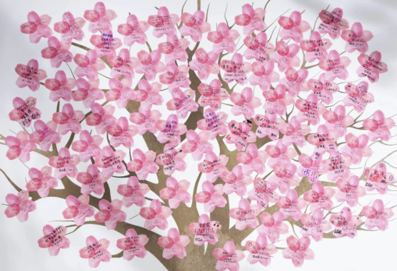 桜の木をモチーフにしたメッセージボードに書かれた様々な夢