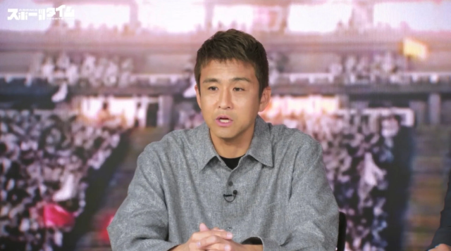 スポーツ番組に出演中の男性